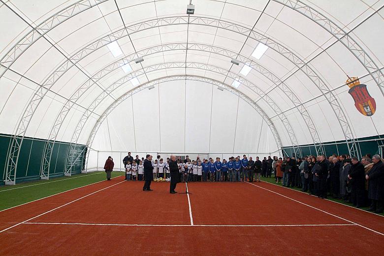 Hala sportowa, to tylko jedno 
z kilku dostępnych na terenie całego centrum boisk, których łączna powierzchnia wynosi 1.629 m k