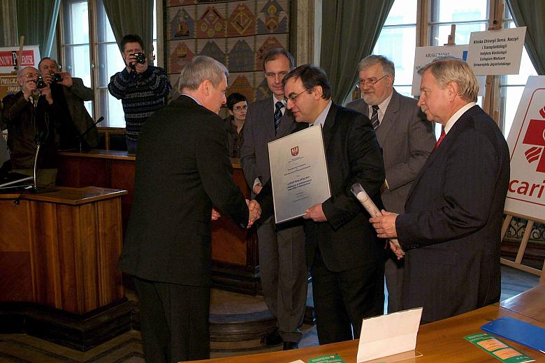 Wyróżnienie za budowę nowoczesnego kompleksu narciarskiego na zboczu góry Zniesienie odebrał  Robert Choma, Prezydent Miasta Prz