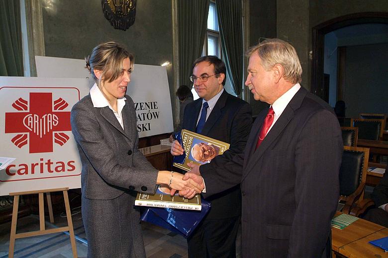 Przekazanie albumów 
od Wydawnictwa "Biały Kruk" 
dla Prezydenta Miasta Krakowa 
i Marszałka Województwa Małopolski