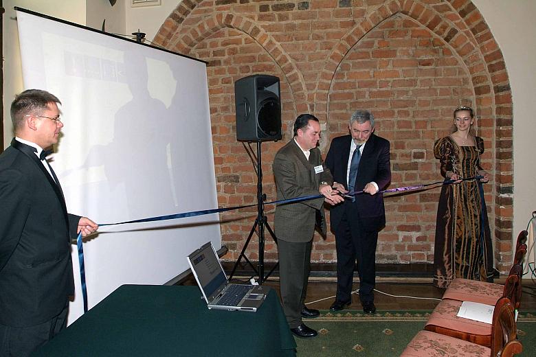 Do symbolicznego przecięcia wstęgi zaproszono Jima Koniecznego, Dyrektora Generalnego outsourcingu 
na świecie...