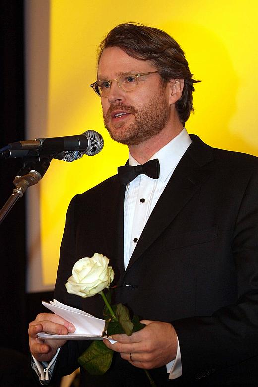 Elwes Cary w filmie wcielił się 
w postać Karola Wojtyły.