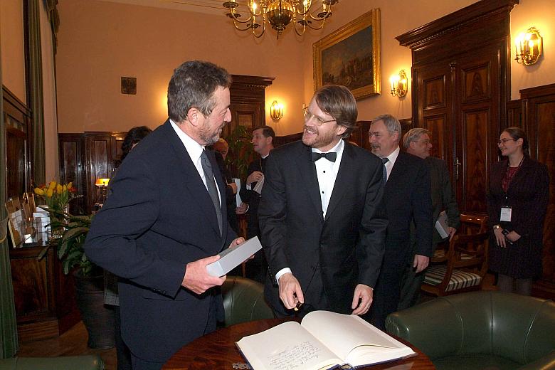 ... do pamiątkowej księgi.