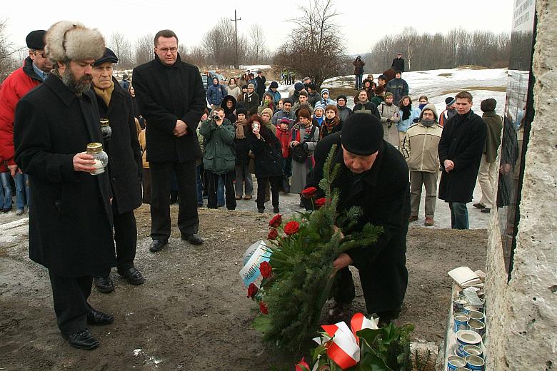 Rabin Krakowa Avraham Flaks 
i członkowie Gminy Wyznaniowej Żydowskiej w Krakowie odmówili wspólnie Kadysz - żydowską modlitwę 
