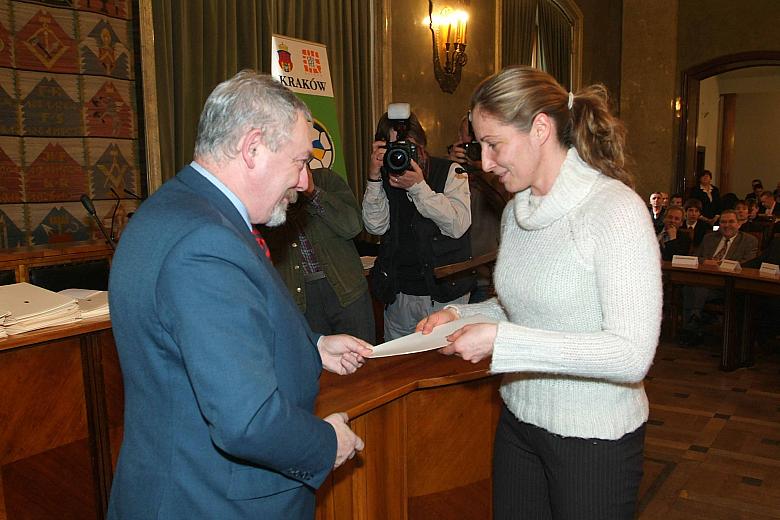 Podczas uroczystości Jacek Majchrowski, Prezydent Miasta Krakowawręczył, stypendia sportowe dla siedmiu najlepszych sportowców-a