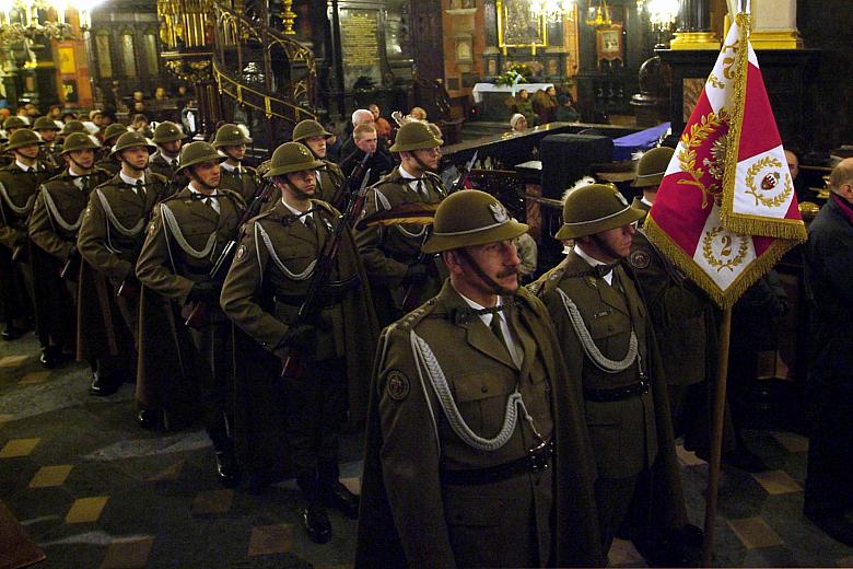 We mszy św. tradycyjnie uczestniczyły kompanie honorowe Wojska Polskiego, Policji i Straży Miejskiej.