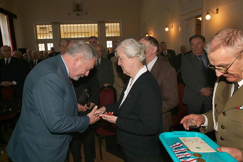 Jacek Majchrowski, Prezydent Miasta Krakowa odebrał Złoty Krzyż Zasługi "Dzieci Wojny" 
z rąk Teresy Góreckiej, Preze