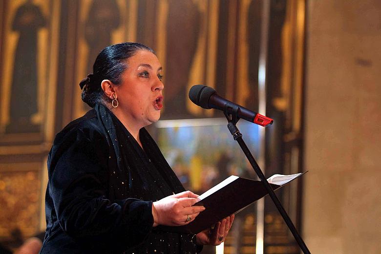 Podczas koncertów "Nieszpory - Artyści Polscy Janowi Pawłowi II 
w Hołdzie" można było usłyszeć m.in.: Elżbietę Towar