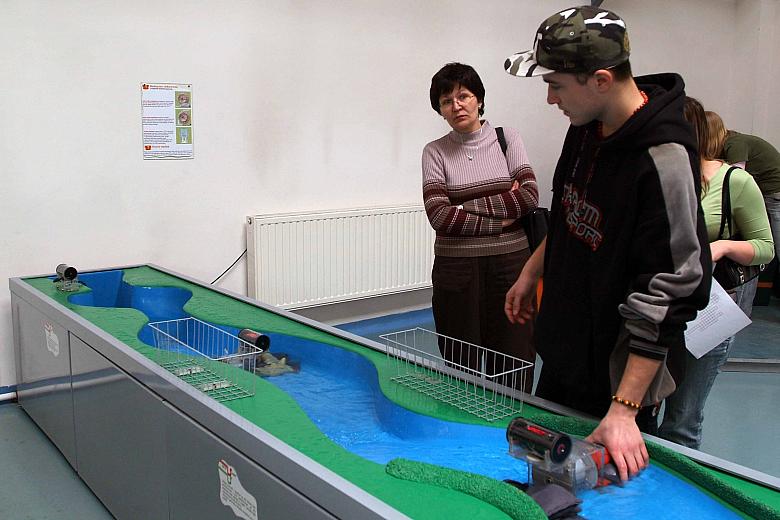 ... pozwala turystom na samodzielne wykonanie prostych doświadczeń...