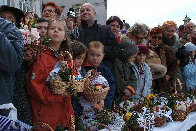 W oczekiwaniu na poświęcenie świątecznych przysmaków.