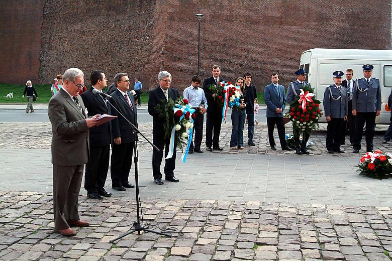 Uroczystość poprowadził Zbigniew Siekański, Prezes Stowarzyszenia  Rodzin Ofiar Katyńskich Polski Południowej. 