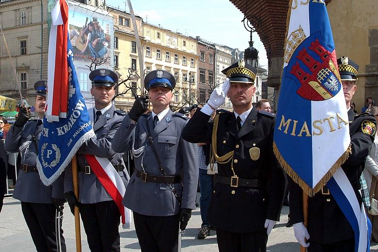 Poczty sztandarowe Policji i Straży Miejskiej w Krakowie.