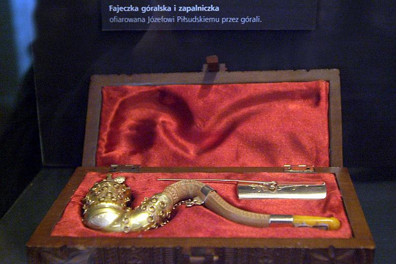 Fajeczka góralska i zapalniczka ofiarowana Józefowi Piłsudskiemu przez górali.