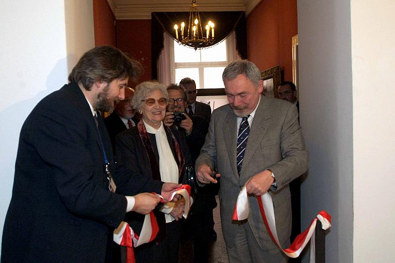 Przecięcie wstęgi. Od prawej Jacek Majchrowski, Prezydent Miasta Krakowa, Jadwiga Piłsudska-Jaraczewska i Michał Niezabitowski. 