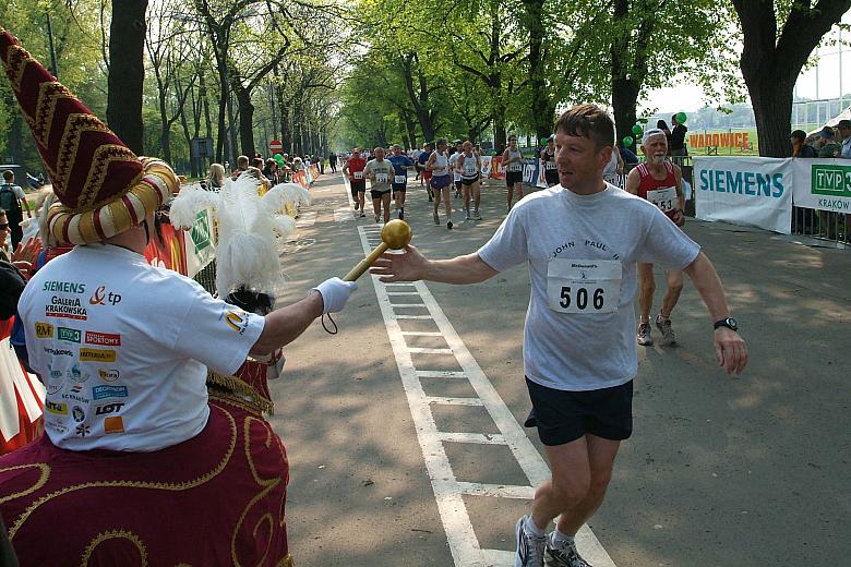 Uczestników biegu jak zwykle dopingował Lajkonik.                         