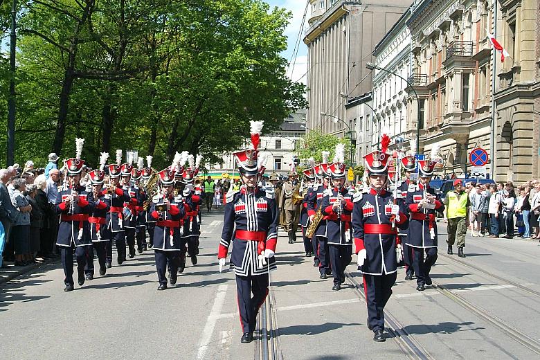 Przemarsz pochodu ul. Basztową. Na czele kolumny orkiestra Garnizonu Kraków.