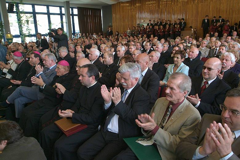 W uroczystości wzięli udział przedstawiciele duchowieństwa, władz miasta oraz nauki i kultury. 