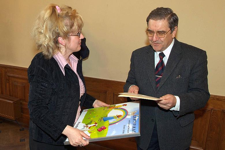 Pamiątkowe certyfikaty dla uczestników akcji.