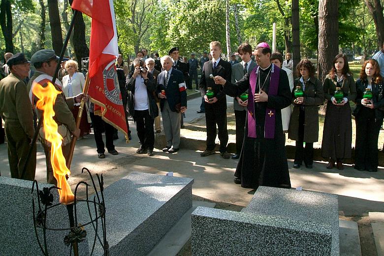 Poświęcenie grobów przez ks. bp. Józefa Guzdka.