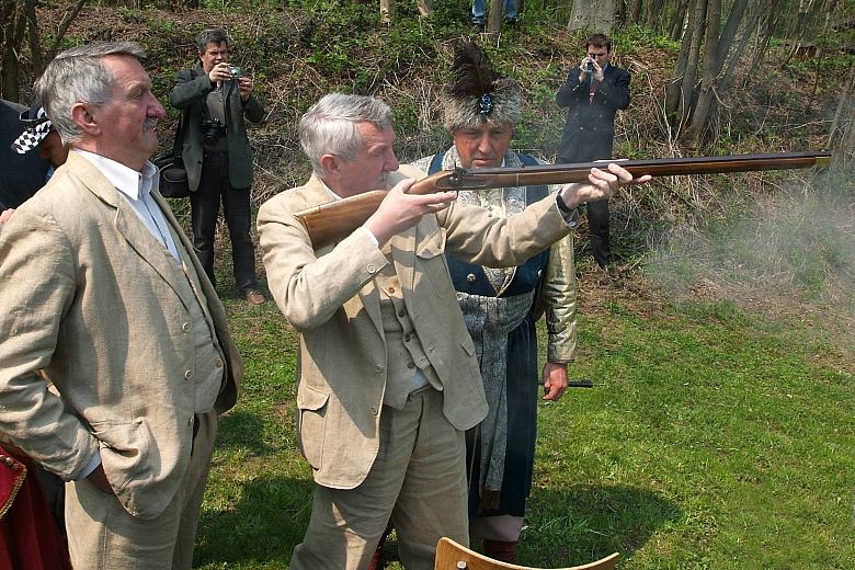 Swoich sił w trudnej sztuce strzelania próbowali także znani krakowscy artyści.