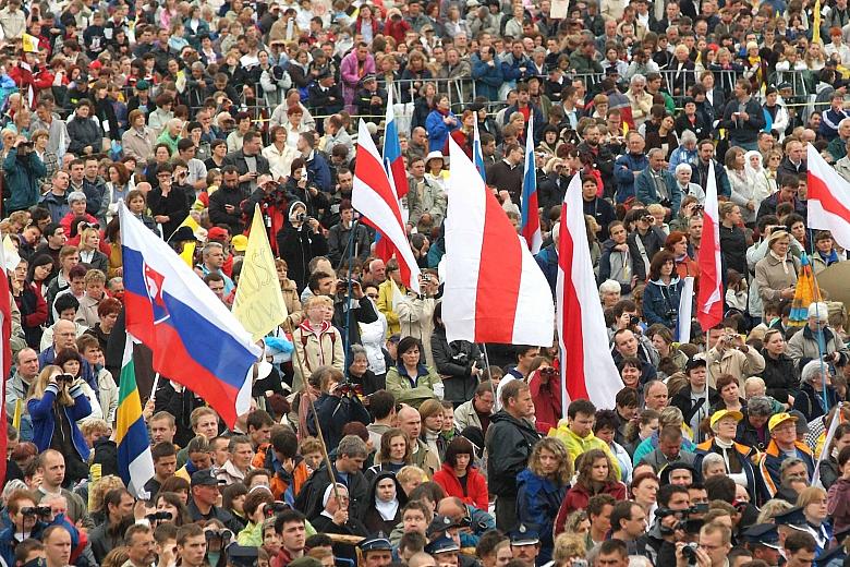 ...uczestniczyło około 1,5 miliona pielgrzymów...