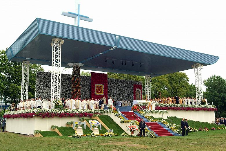 Ołtarz papieski na krakowskich Błoniach.