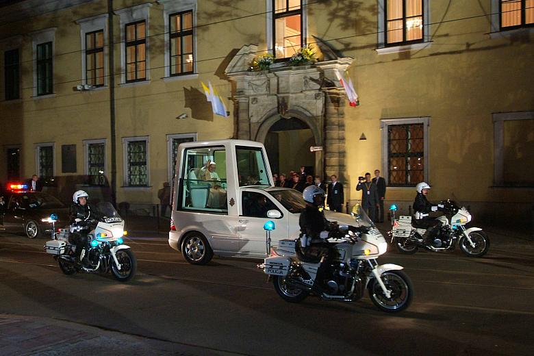 Przejazd kolumny papieskiej przed Pałacem Biskupów Krakowskich.