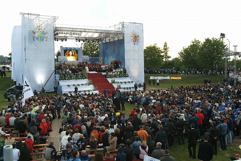Ołtarz papieski przygotowany specjalnie na spotkanie Benedykta XVI z młodzieżą.