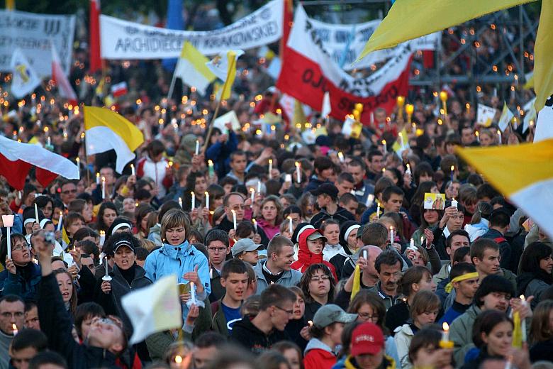 Późnym wieczorem tysiące świec rozbłysło na krakowskich Błoniach.