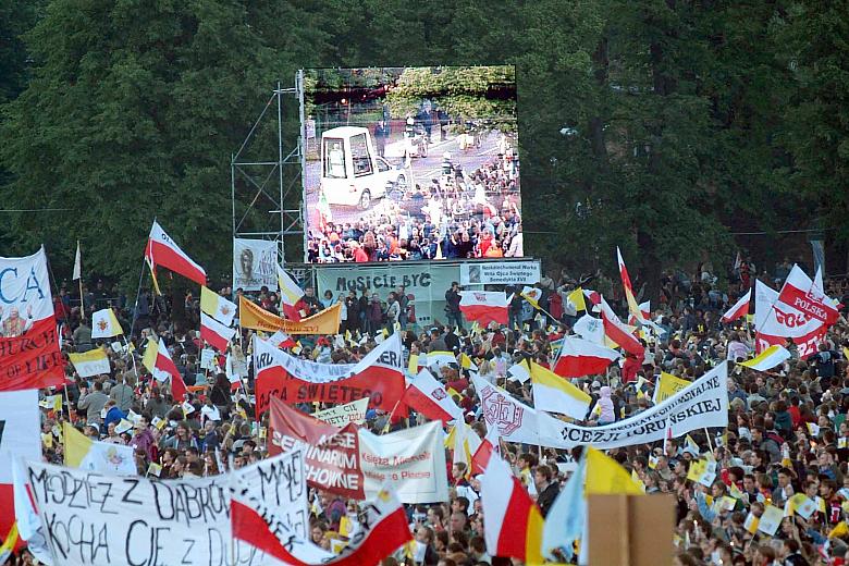 Po spotkaniu z Benedyktem XVI wielu młodych ludzi pozostało na krakowskich Błoniach na nocnym czuwaniu modlitewnym.