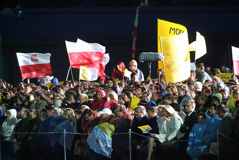 Nawet padający deszcz nie był przeszkodą dla wiernych...