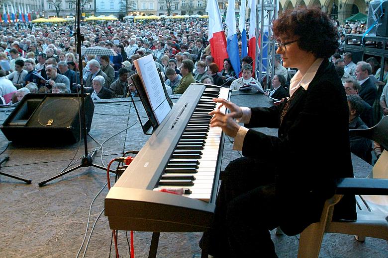 Śpiewającym artystom 
i publiczności akompaniowała 
Ewa Kornecka.