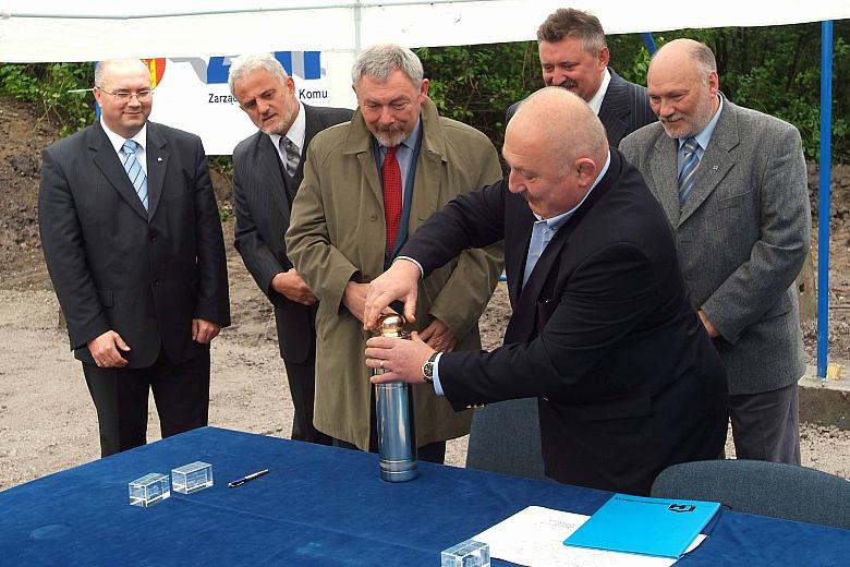 Następnie Prezes Edward Suchan - reprezentujący generalnego wykonawcę Centrum - umieścił akt w metalowej tubie...