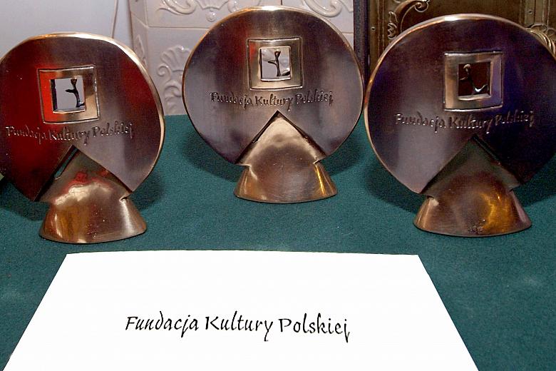 Statuetki Fundacji Kultury Polskiej.