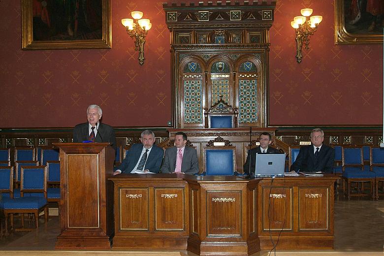 Konferencja odbyła się w Auli Collegium Novum Uniwersytetu Jagiellońskiego. 