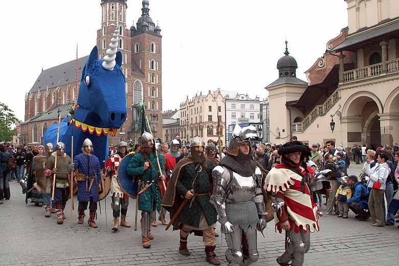 Smoki na krakowskim Rynku Głównym przemaszerowały 
w asyście bractwa rycerskiego.