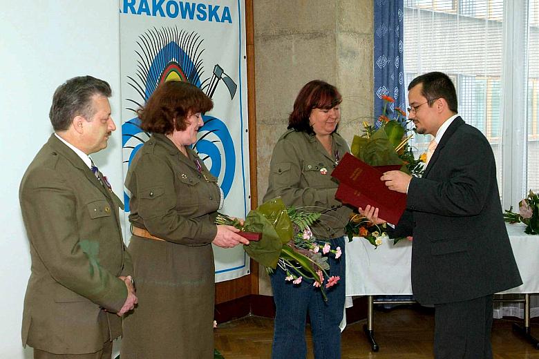 Odznaczeni Złotym Krzyżem Zasługi: druhna hm. Janina Gruszeczka, druh hm. Zbigniew Babiuch oraz Srebrnym Krzyżem Zasługi druhna 