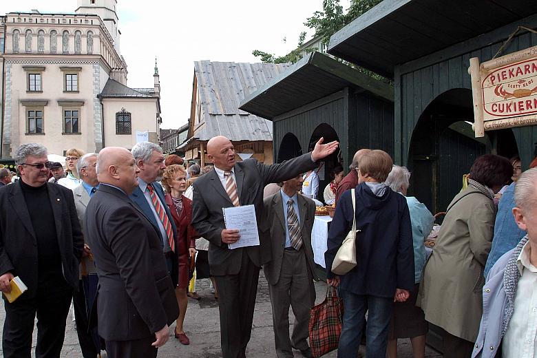 Jacek Majchrowski, Prezydent Miasta Krakowa, w trakcie zwiedzania stoisk z wypiekami.