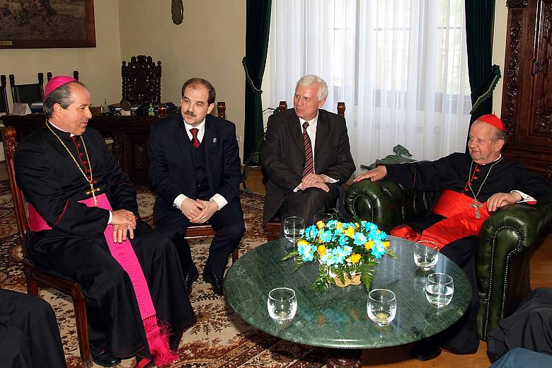 Spotkanie w gabinecie Przewodniczącego Rady Miasta Krakowa. Od prawej: Ks. Kardynał Stanisław Dziwisz, prof. dr hab. Karol Musio