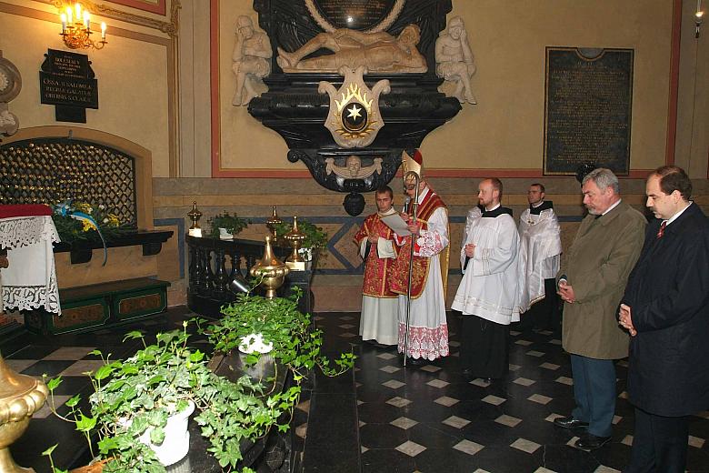 Jacek Majchrowski, Prezydent Miasta Krakowa oraz Paweł Pytko, Przewodniczący Rady Miasta, złożyli kwiaty 
na sarkofagu księcia 