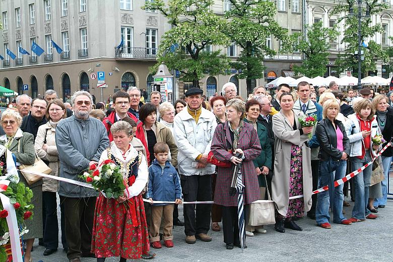 Uroczystości intronizacji króla kurkowego przyglądała się licznie zgromadzona publiczność na Rynku Głównym.