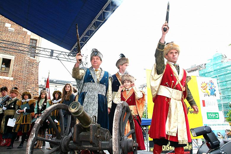 Wiwat na cześć nowego władcy.