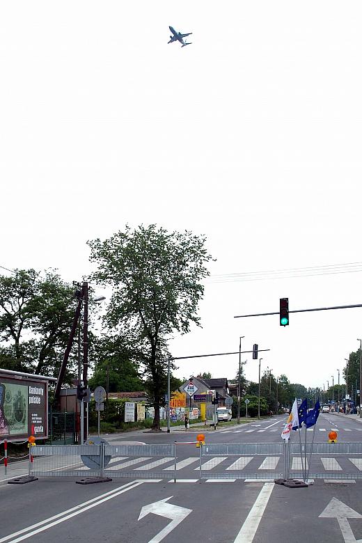 Na odcinku od ul. Lindego 
do ul. Na Błonie przebudowano między innymi układ drogowy, oświetlenie, linie energetyczne oraz kana