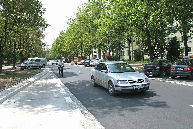 W ramach przebudowy położono nową asfaltową nawierzchnię na jezdni.  