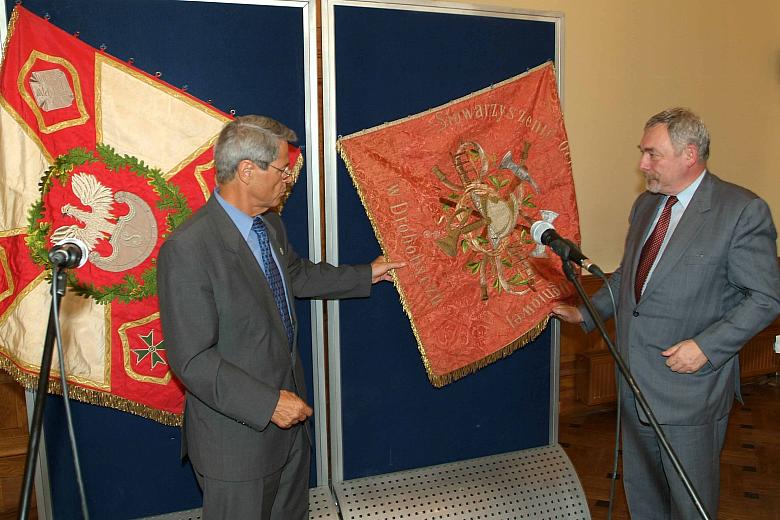 Przekazanie na ręce Prezydenta Miasta Krakowa dwóch zabytkowych XIX-wiecznych sztandarów.