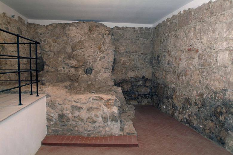 ...lecz także urodą wnętrz, powstałego w początkach XVI wieku pałacu, który był jedną z pierwszych wzniesionych w Krakowie renes