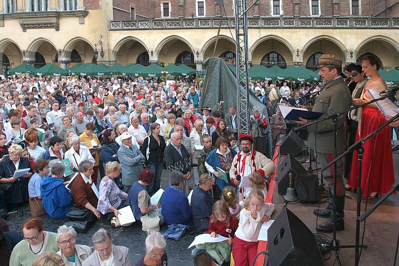 Kazimierz Madej w legionowej maciejówce rozpoczyna lekcję.