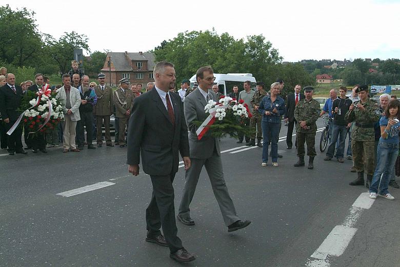 Składano kwiaty w imieniu Wojewody Małopolskiego...