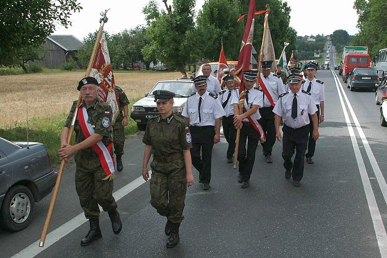 Na czele Marszu poczty sztandarowe.