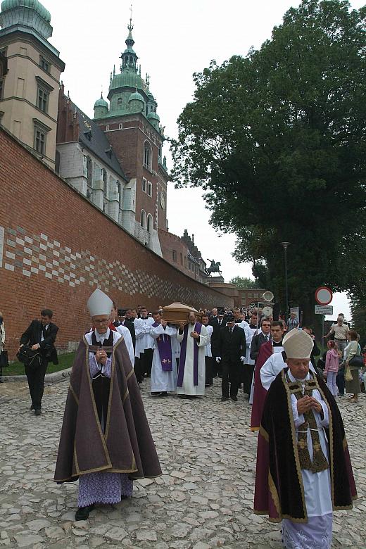 Wzdłuż "muru cegiełowego" kieruje się w stronę ulicy Kanoniczej.