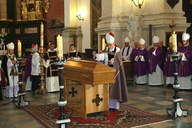 W barokowym kościele św. św. Piotra i Pawła trumna spoczęła we wnetrzu kaplicy św. Michała Archanioła.